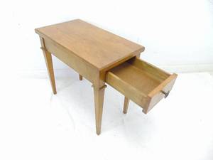 lot 546 image: Antique Side Table or Nighstand- Maple Finish Single Drawer