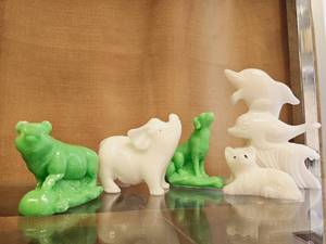 lot 202 image: Lot of Vintage Jade and White Onyx Animal Figurines