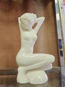 lot 203 image: Beautiful White Onyx Sculpture of Nude Woman