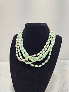 lot 252 image: Lot of 5 Pretty Necklaces