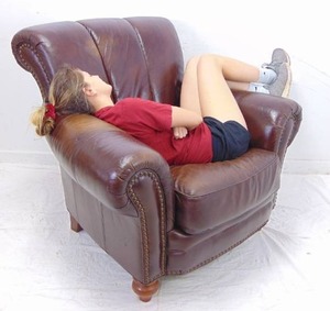 lot 166 image: Comfy Broyhill Leather Chair with Rolled Arms and Wood Feet