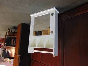 lot 562 image: Bathroom Medicine Cabinet- White with Mirror