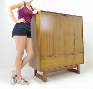 lot 180 image: Peabody Collection by Richardson Bros. Co. Vintage Mid Century Roper Dresser
