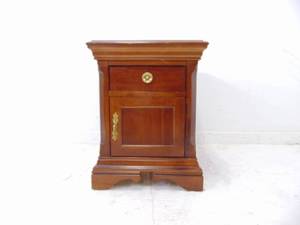 lot 434 image: BROYHILL Side TableNightstand with Rear Magazine Rack
