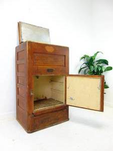 lot 125 image: Antique Belding-Hall Century Refridgerator