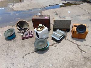 lot 517 image: Large Lot of Vintage Speakers and Accessories