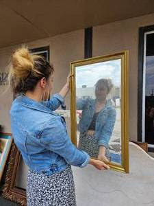 lot 593 image: Vintage Mirror in Gold Frame with Blue Penstrip