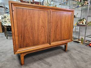 lot 131 image: DREXEL Vintage Mid Century Rosewood Record Cabinet- Mid Century GEM