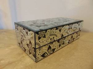 lot 527 image: Gorgeous Floral Design Mirrored Jewelry Box