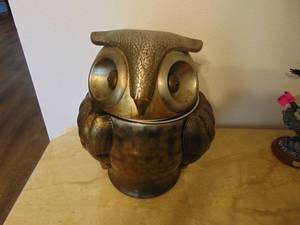 lot 535 image: Adorable Owl Jar