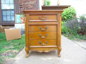 lot 538 image: National Furniture Vintage Nightstand with lots of Drawers and Solid Wood Construction