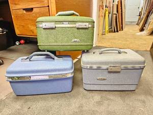 lot 331 image: Lot of 3 Colorful Vintage Train cases