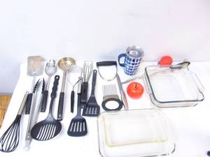 lot 544 image: Kitchen Supply Lot Includes Glass Bakeware and accessories