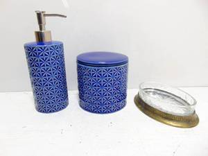 lot 397 image: THRESHOLD Brand Stoneware Bathroom Accessories Set- Blue