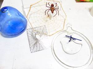 lot 401 image: Large Lot of Cool Decorative Glass Items- Spider, bowl, bird