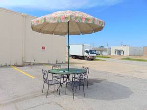 lot 58 image: Vintage Iron Patio Set- Table, Chairs, and Umbrella