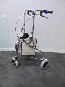 lot 71 image: Traveler 4900 3-Wheel Nova Rollator