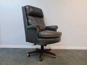 lot 73 image: Vintage Black Genuine Leather Rolling Office Chair by Hickory Furniture