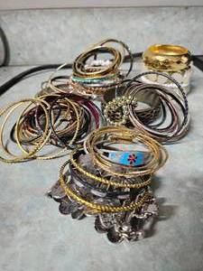 lot 721 image: Lot of Vintage Jewelry