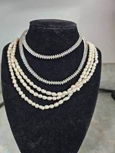 lot 722 image: Lot of Vintage Beaded Necklaces