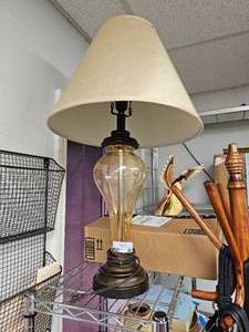 lot 183 image: Amber Tone Glass Table Lamp with Lampshade - Working