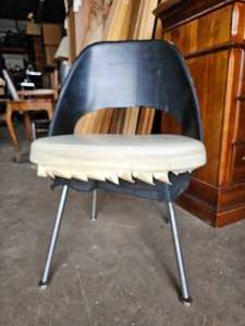 lot 28 image: Vintage Mid Century Fiberglass and Vinyl Funky Chair