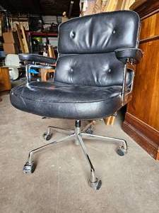 lot 178 image: Vintage Style Black Vinyl and Chrome Rolling Office chair