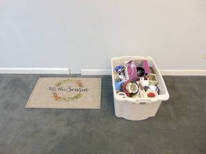 lot 422 image: Christmas Door Mat and Lots of Electric Candle Scents