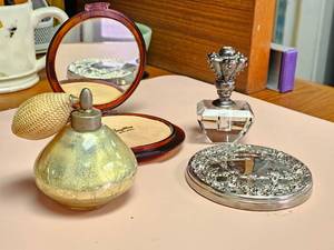 lot 514 image: Vintage Parfum Bottles and Vintage Compact Mirrors