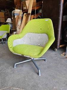 lot 221 image: Steelcase Swivel Guest Chair with Chrome Base by Coalesse