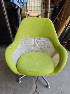 lot 222 image: Steelcase Swivel Guest Chair with Chrome Base by Coalesse #2