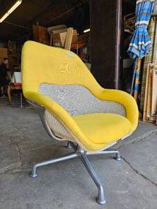 lot 224 image: Steelcase Swivel Guest Chair with Chrome Base by Coalesse- Sunshine Yellow