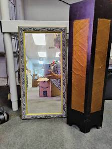lot 520 image: Gold and Black Plant Stand and Mirror
