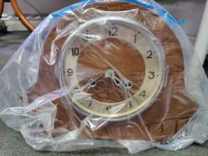 lot 523 image: Vintage clock