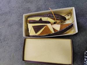 lot 528 image: Ogala SIOUX Leather Moccassins New in Box Size 7