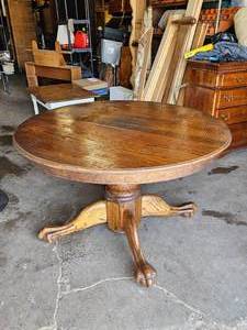 lot 258 image: Gorgeous Claw Foot Round Oak Dining Table 47 Diameter