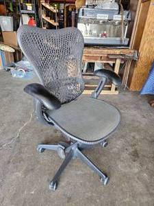 lot 280 image: HERMAN MILLER Mirra I Rolling Office Chair