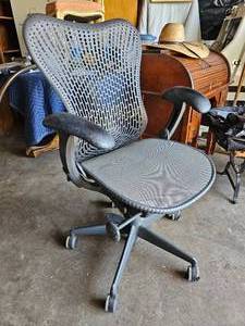 lot 283 image: HERMAN MILLER Mirra I Rolling Office Chair