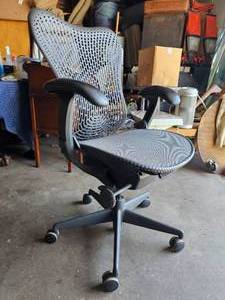 lot 285 image: Herman Miller Chair
