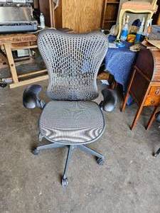 lot 287 image: Herman MIller Chair
