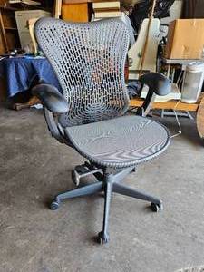lot 289 image: Herman Miller Mirra I Rolling Office Chair