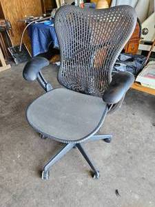 lot 288 image: Herman Miller Mirra I Rolling Office Chair