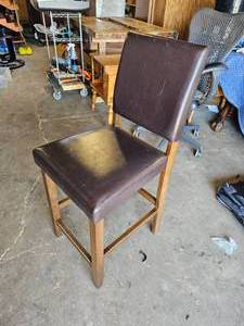 lot 326 image: Brown Vinyl Stool