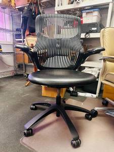 lot 5 image: Generation by KNOLL Office Chair in Onyx Wow Great