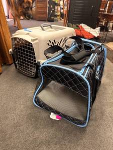 lot 612 image: 2 Small Pet Kennels