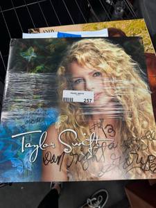 lot 618 image: Taylor Swift Records