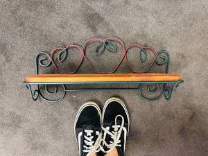 lot 622 image: Metal Wire and Wood Apple Wall Shelf