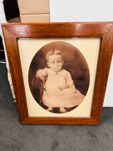 lot 633 image: Antique Framed Baby Picture
