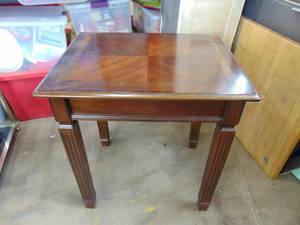 lot 320 image: Pretty Wood Side Table