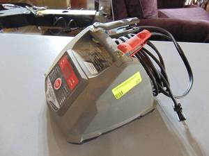 lot 27 image: Battery Charger